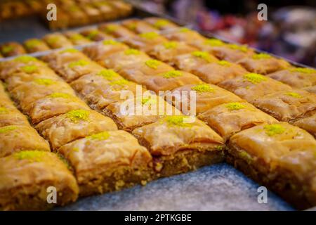 Süßes marokkanisches Makhroud, Blätterteig Baklava mit Walnüssen, Talaa Kebira, Fès el-Bali, Fès, marokko, afrika Stockfoto