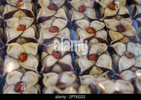 Marokkanisches süßes Makhroud, Blätterteiggebäck mit blumenförmigen Mandeln, Talaa Kebira, Fès el-Bali, Fès, marokko, afrika Stockfoto