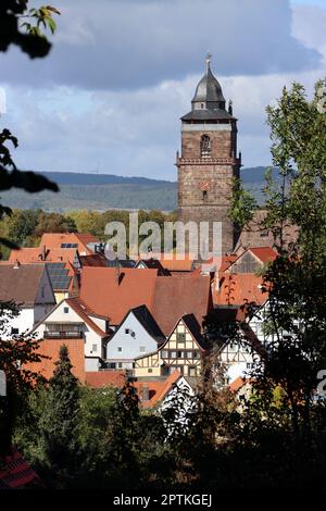 Blick vom Burgberg auf die historische Altstadt von Grebenstein mit der evangelischen Liebfrauenkirche, Deutschland, Hessen Stockfoto