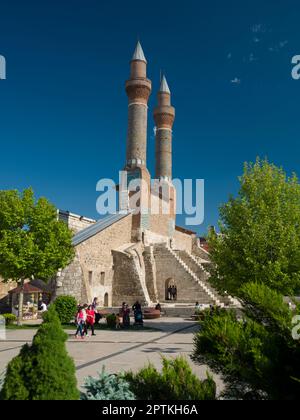 Sivas, Türkei. 16. Juni 2021 Doppeltes Minarett Madrasah. Madrasah mit zwei Minaretten, die 1271 im Zentrum von Sivas erbaut wurden. Reiseziele Türkiye. Stockfoto