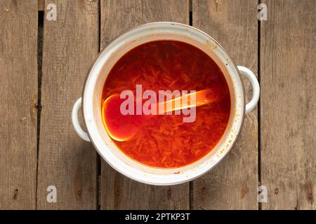 Ein Topf Borschtsch und Polonik auf einem alten Holztisch Stockfoto