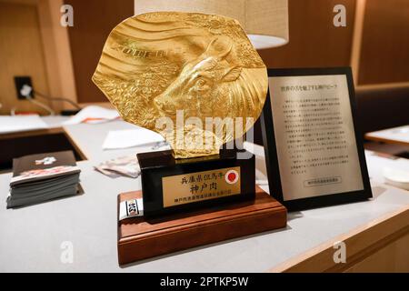 Tokio, Japan. 26. April 2023. Eine Bronzestatue, ein Beweis für Kobe Beef ist in einem Restaurant im neuen Mix-Use-Komplex Haneda Airport Garden zu sehen, der sich vor dem Haneda Airport Int. Klemme 3. Der Haneda Airport Garden Komplex wurde nach einer dreijährigen Verzögerung durch die Pandemie endlich eröffnet. Der Komplex umfasst ein Flughafenhotel mit 1.717 Zimmern, einem natürlichen Thermalbad, einem MICE-fähigen Veranstaltungsbereich und Tagungsräumen, die die Position des Flughafens Haneda als 24-Stunden-Flughafen stärken sollen. Darüber hinaus verfügt der Komplex über rund 80 kommerzielle Einrichtungen, die bieten Stockfoto