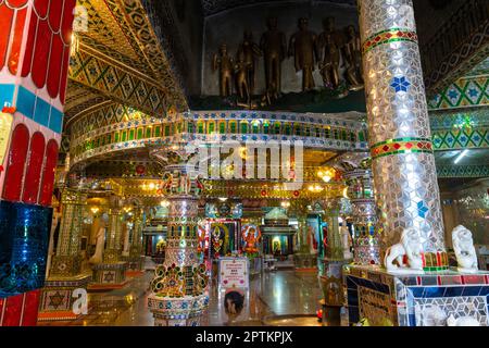 Arulmigu Sri Rajakaliamman Hindu-Tempel (Glastempel), Johor Bahru, Malaysia. Stockfoto