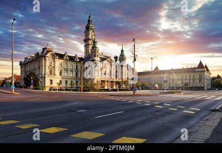 Ungarn - dramatischer Sonnenuntergang über dem Rathaus von Gyor mit Straße Stockfoto