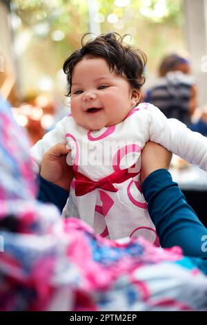 Du wirst von Tag zu Tag größer. Eine muslimische Mutter und ihr kleines Mädchen Stockfoto