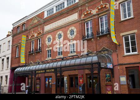 Fassade des Everyman Theatre, 10 Regent St, Cheltenham. UK. Viktorianisches Auditorium von außen an einem Tag mit grauem Himmel. (134). Stockfoto