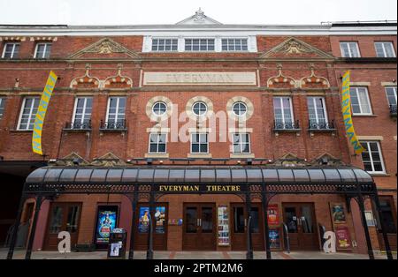 Fassade des Everyman Theatre, 10 Regent St, Cheltenham. UK. Viktorianisches Auditorium von außen an einem Tag mit grauem Himmel. (134). Stockfoto