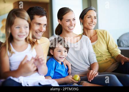 Die Familie ist das, was wirklich zählt. Glückliche drei Generationen Familie Stockfoto