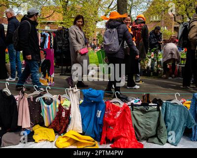 27. April, Amsterdam. Der Königstag ist bekannt für eines der größten und farbenprächtigsten Feste des Landes, insbesondere in Amsterdam. Die Stadt ist voller Orange, während die Menschen die größte Straßenparty des Jahres genießen, die freien Märkte genießen und Spaß auf den Booten entlang der Kanäle haben. Stockfoto