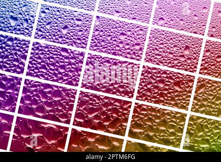 Eine Collage aus vielen verschiedenen Fragmenten aus Glas, mit regen Tropfen aus dem Kondensat eingerichtet. Regenbogen Farben Stockfoto