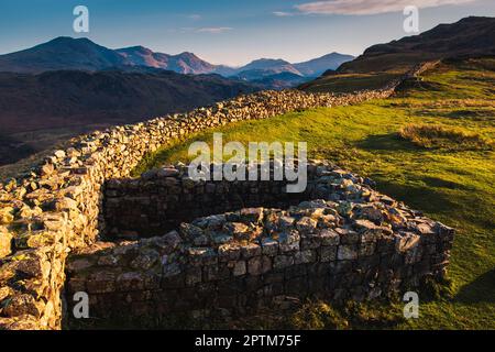 Eskdale Valley, die Überreste eines Winkelturms und der Mauern des Hardknott Roman Fort, Mediobogdum genannt. Das abgelegene Fort wurde teilweise rekonstruiert. Stockfoto