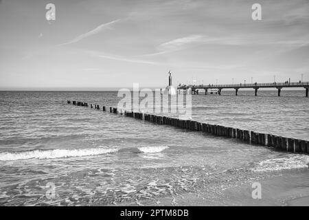 Die Seebrücke in Zingst an der Ostsee, mit einer langen Exposition in schwarz-weiß. Eine Attraktion am Meer in dieser Region Stockfoto