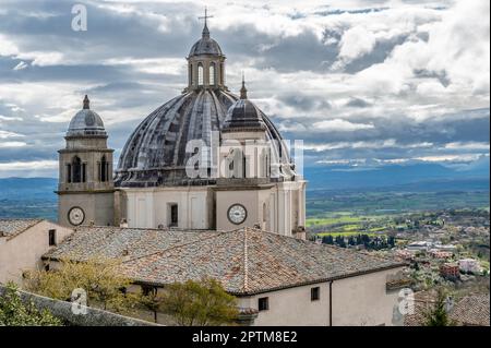 Blick auf die Kuppel der Kathedrale Santa Margherita in Montefiascone, Italien, unter einem dramatischen Himmel Stockfoto