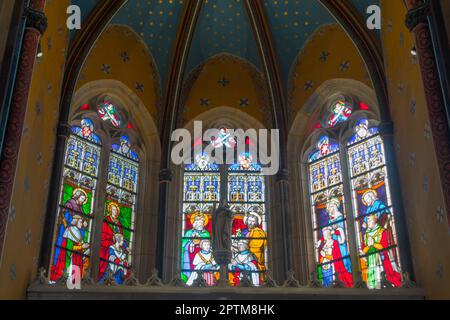 Kapelle von Chartreuse de Champmol, ehemaliger Karthusianer-Kloster.y Architekt: Pierre-Paul Petit, 1844. Dijon, Frankreich. Innenraum. Buntglasfenster. Stockfoto