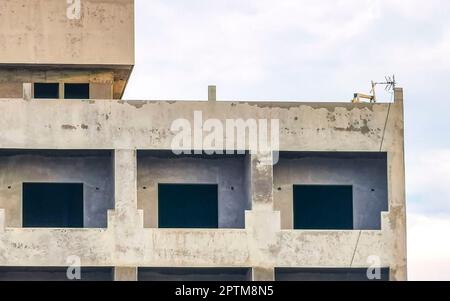 Riesige gigantische Baustelle, die eine Ruinenbaustelle in Zicatela Puerto Escondido Oaxaca Mexiko baut. Stockfoto