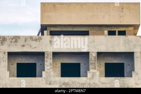 Riesige gigantische Baustelle, die eine Ruinenbaustelle in Zicatela Puerto Escondido Oaxaca Mexiko baut. Stockfoto