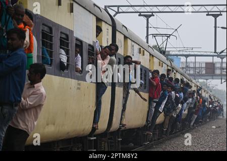 Ghaziabad, Uttar Pradesh, Indien. 28. April 2023. Am 28. April 2023 fahren Menschen in einem überfüllten Zug an einem Bahnhof in Ghaziabad, Uttar Pradesh, am Stadtrand von Neu-Delhi, Indien. Indien wird Ende dieses Monats das bevölkerungsreichste Land der Welt sein und ein alterndes China in den Schatten stellen, so die Vereinten Nationen am Montag. (Kreditbild: © Kabir Jhangiani/ZUMA Press Wire) NUR REDAKTIONELLE VERWENDUNG! Nicht für den kommerziellen GEBRAUCH! Stockfoto