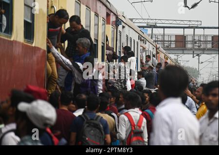 New Delhi, Delhi, Indien. 28. April 2023. Am 28. April 2023 besteigen Menschen einen überfüllten Zug an einem Bahnhof in Ghaziabad, Uttar Pradesh, am Stadtrand von Neu-Delhi, Indien. Indien wird Ende dieses Monats das bevölkerungsreichste Land der Welt sein und ein alterndes China in den Schatten stellen, so die Vereinten Nationen am Montag. (Kreditbild: © Kabir Jhangiani/ZUMA Press Wire) NUR REDAKTIONELLE VERWENDUNG! Nicht für den kommerziellen GEBRAUCH! Stockfoto