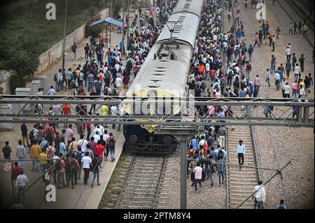 New Delhi, Delhi, Indien. 28. April 2023. Am 28. April 2023 besteigen Menschen einen überfüllten Zug an einem Bahnhof in Ghaziabad, Uttar Pradesh, am Stadtrand von Neu-Delhi, Indien. Indien wird Ende dieses Monats das bevölkerungsreichste Land der Welt sein und ein alterndes China in den Schatten stellen, so die Vereinten Nationen am Montag. (Kreditbild: © Kabir Jhangiani/ZUMA Press Wire) NUR REDAKTIONELLE VERWENDUNG! Nicht für den kommerziellen GEBRAUCH! Stockfoto