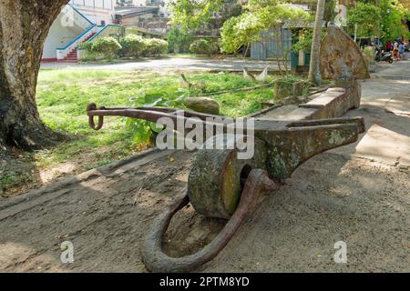 Alte Schiffsanker-Wrackteile aus schwerem Stahl im galle Fort Museum Stockfoto