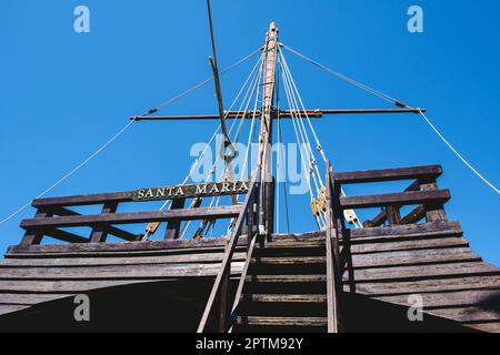 Palos de la frontera, Spanien - 22. April 2023: Nachbildung der drei Schiffe, die Christoph Kolumbus auf seiner Reise benutzte. Pinta, Nina und Santa Maria. Stockfoto