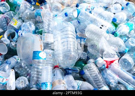 Huelva, Spanien - 22. April 2023: TRINKWASSER-Plastikflaschen FÜR HAUSTIERE, zum Recycling weggeworfen. Stockfoto