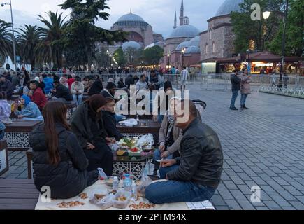Istanbul, Türkei. 20. April 2023 – Iftar in Hagia Sophia und Sultanahmet in Istanbul. Kredit: Molakaliva/Alamy Live News Stockfoto