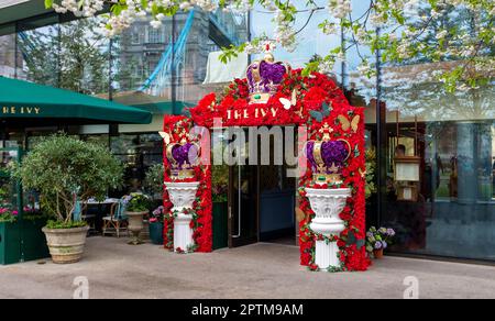 Das Ivy Tower Bridge Restaurant ist am Eingang dekoriert und bereit für die Krönung von König Karl III. Am 6. Mai 2023 in Großbritannien Stockfoto