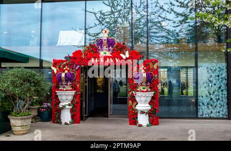 Das Ivy Tower Bridge Restaurant ist am Eingang dekoriert und bereit für die Krönung von König Karl III. Am 6. Mai 2023 in Großbritannien Stockfoto