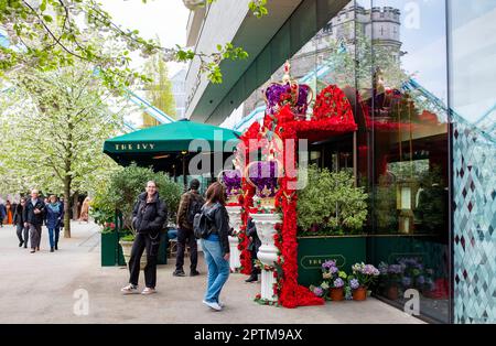 Das Ivy Tower Bridge Restaurant ist am Eingang dekoriert und bereit für die Krönung von König Karl III. Am 6. Mai 2023 in Großbritannien Stockfoto