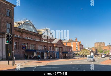 Market Hall, Carlisle, Cumbria, Großbritannien, mit Burg im Hintergrund Stockfoto