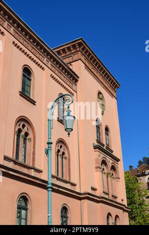 Fassade eines alten, wunderschönen historischen Apartmenthauses in Wiesbaden Stockfoto