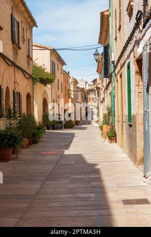 Alcudia, Mallorca, Spanien - 31. März, 2023. Straße im alten mittelalterlichen Alcudia, Mallorca, Spanien Stockfoto