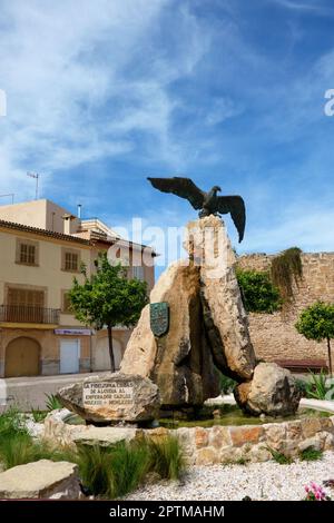 Alcudia, Mallorca, Spanien - 31. März 2023, Bronzestatue des Adlers Symbol der römischen Legionen in der mittelalterlichen Stadt Alcudia, Mallorca, Spanien Stockfoto