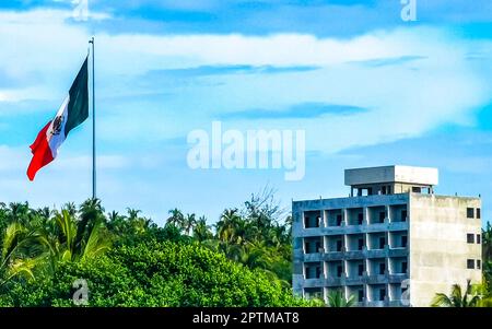 Riesige gigantische Baustelle, die eine Ruinenbaustelle in Zicatela Puerto Escondido Oaxaca Mexiko baut. Stockfoto