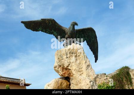 Bronzestatue eines Adlers, das Symbol der römischen Legionen auf dem Platz Carles V in Alcudia, Mallorca, Spanien Stockfoto