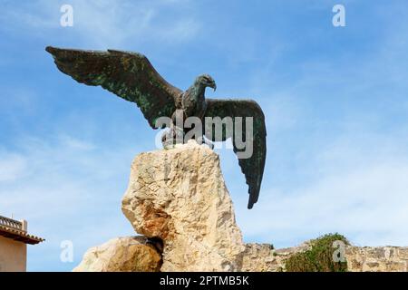 Bronzestatue eines Adlers, das Symbol der römischen Legionen auf dem Platz Carles V in Alcudia, Mallorca, Spanien Stockfoto