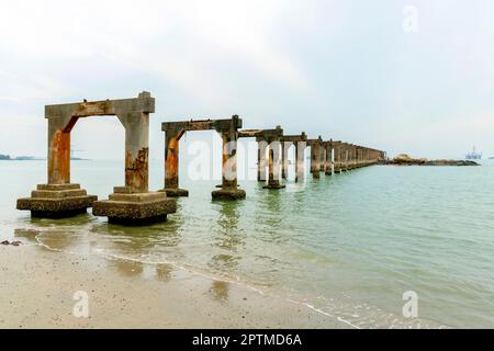 Ruinen von Anlegestelle vor Johor, Pengerang, Kampung Sungai Rengit, Gemeinde im Bezirk Kota Tinggi im malaysischen Bundesstaat Johor. Stockfoto