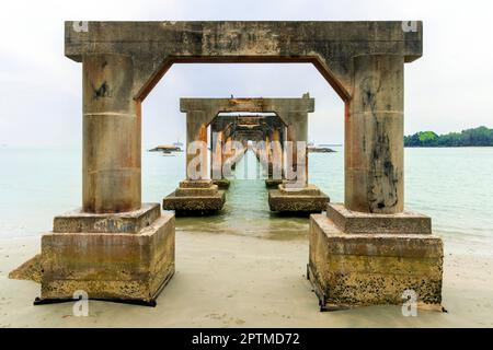 Ruinen von Anlegestelle vor Johor, Pengerang, Kampung Sungai Rengit, Gemeinde im Bezirk Kota Tinggi im malaysischen Bundesstaat Johor. Stockfoto