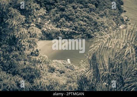 Altes Schwarz-Weiß-Bild der grünen Lagune große tropische Insel Ilha Grande Abraao Beach Panorama Drohne von oben Angra dos Reis Rio de Janeiro Brazi Stockfoto