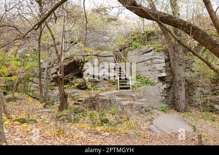 Granitfelsen des Bukski Canyon im Herbst. Malerische Landschaft und schöner Ort des ukrainischen Tourismus Stockfoto