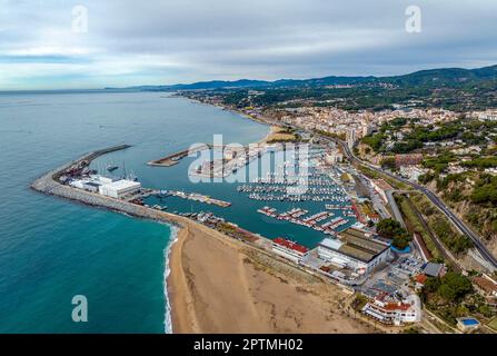 Luftpanorama von Arenys de Mar bei Sonnenaufgang. Das Hotel liegt in El Maresme, Barcelona, Spanien Stockfoto