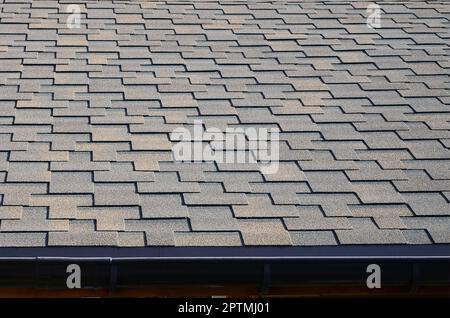 Moderne Bedachung und Dekoration von Schornsteinen. Flexible Bitumen oder Schiefer Schindeln in rechteckiger Form in der Perspektive. Stockfoto