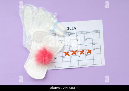 Aspekte der Frauen Wellness in Monatszeitschriften. Menstruationszyklus Pads und Tampons auf Menstruation Periode Kalender. Frau kritischen Tagen, gynäkologische menstrua Stockfoto
