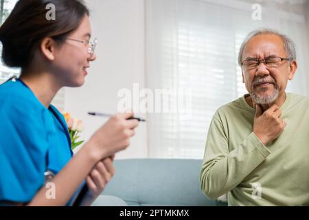 Ärztin untersucht Lymphknoten am älteren Hals, um festzustellen, ob geschwollene, Halsschmerzen, asiatische junge Krankenschwester Überprüfung ältere alte Mann Nackenschmerzen in der Klinik Stockfoto