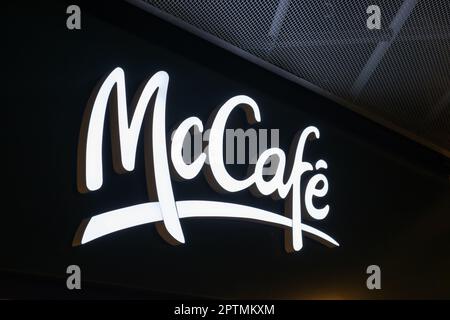 WARSCHAU, POLEN - 05. AUGUST 2022: Schild mit McCafe-Logo Stockfoto
