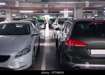 Blick auf verschiedene Autos in der Tiefgarage Stockfoto