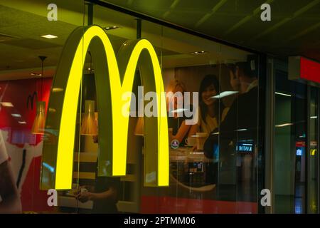 WARSCHAU, POLEN - 05. AUGUST 2022: Schild mit McDonald's-Logo an der Glaswand des Restaurants Stockfoto