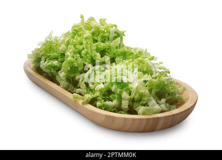 Holzbrett mit gehacktem Chinakohl auf weißem Hintergrund Stockfoto