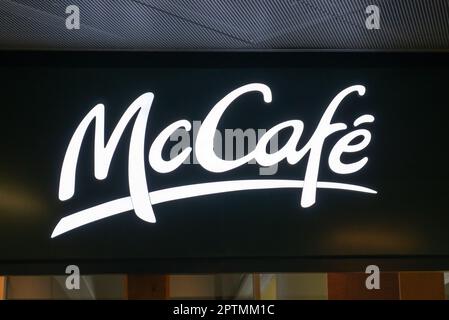 WARSCHAU, POLEN - 05. AUGUST 2022: Schild mit McCafe-Logo Stockfoto